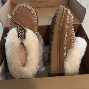 UGG TASMAN SLIPPERS - CHESTNUT
Size 8